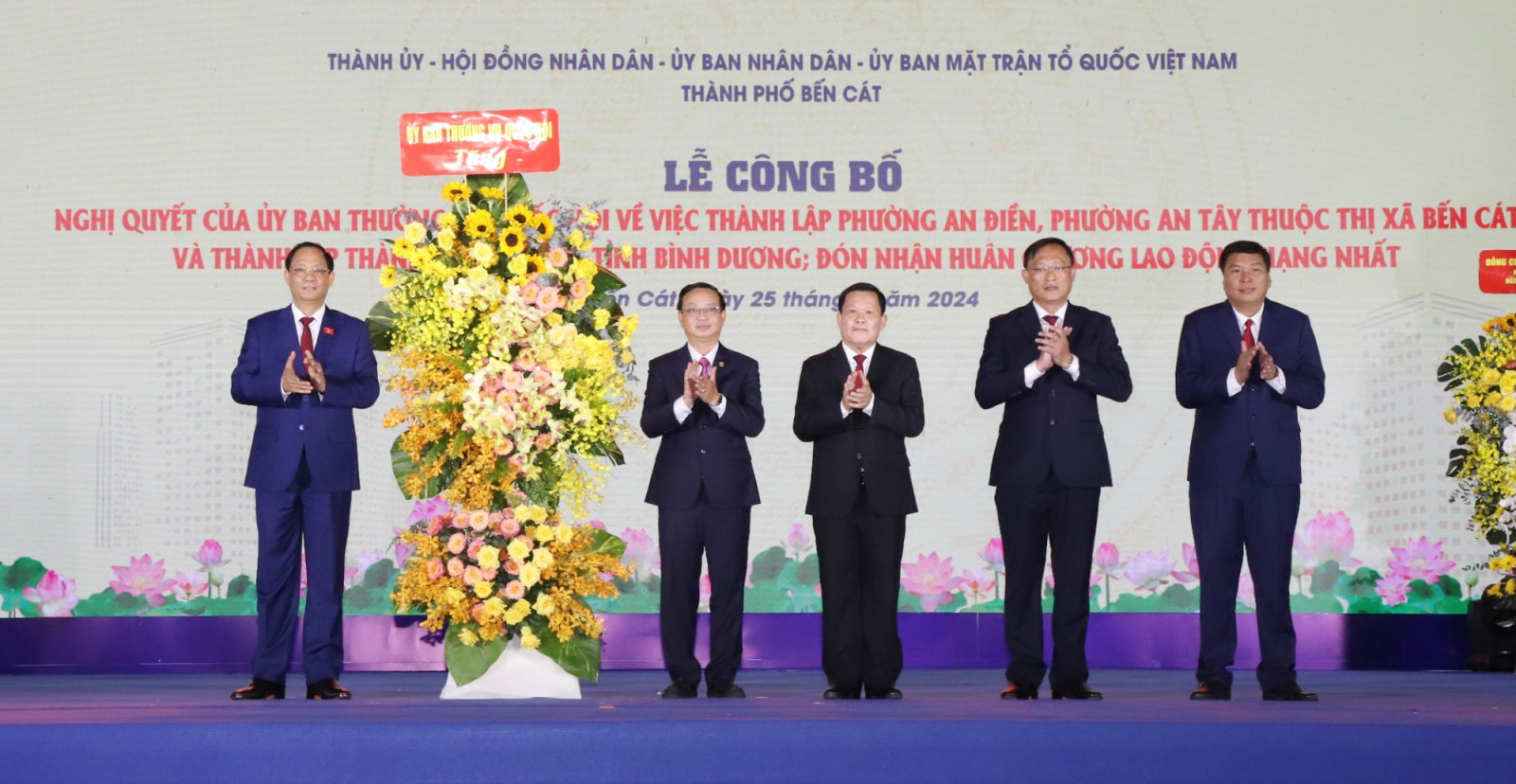 Đồng chí Trần Quang Phương tặng lẵng hoa chúc mừng Thành phố Bến Cát.